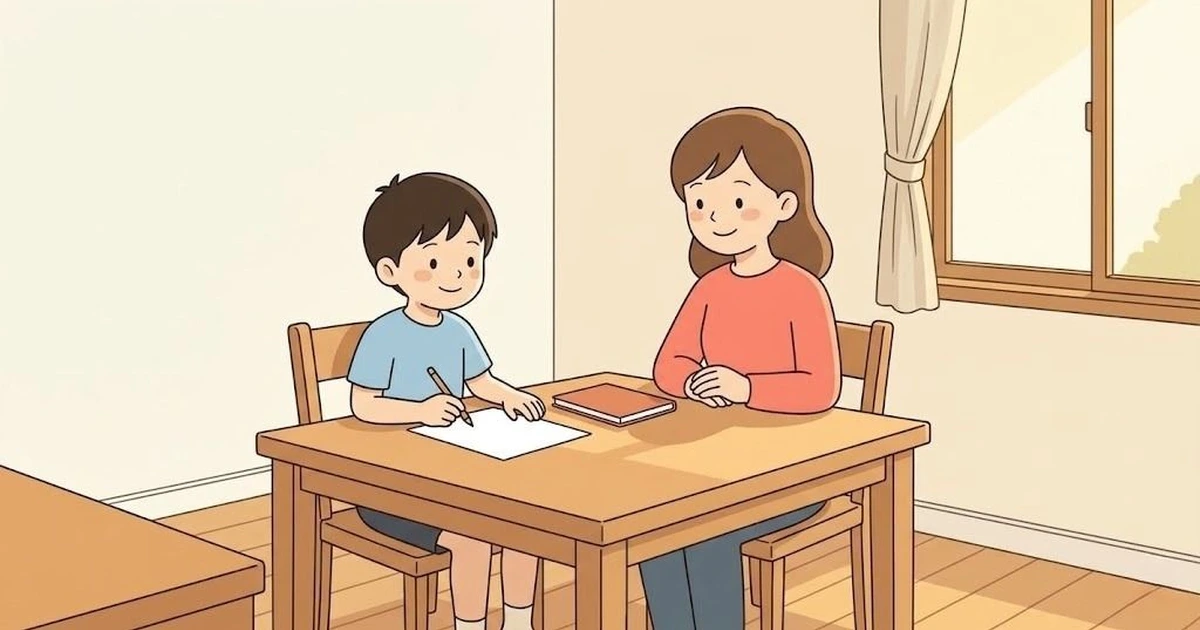 夕方のダイニングで落ち着いて問題を解く小学生と、同じテーブルで静かに見守る母親