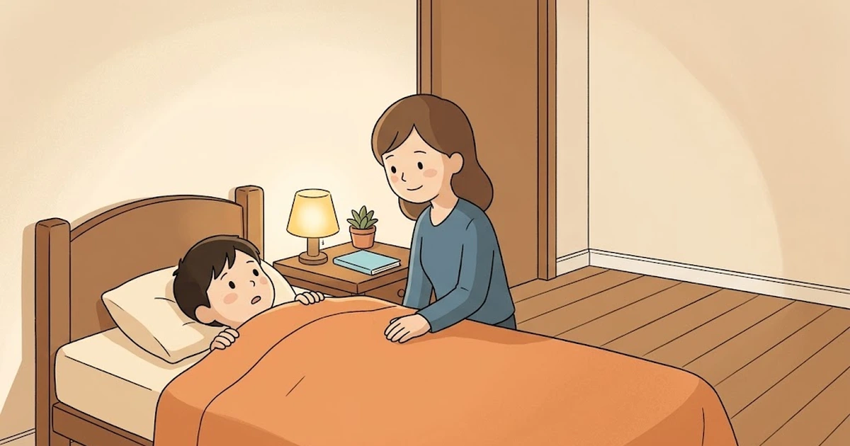 寝る前のベッドで母親を見上げて質問し、ほほえんで答えてもらう小学生の男の子